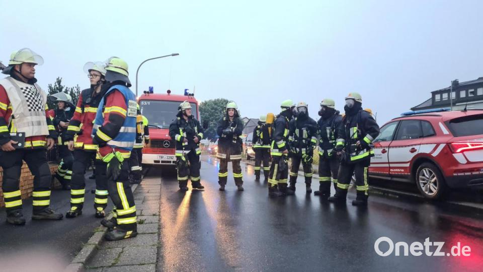 Der Brand einer Lagerhalle in Mitterteich löste einen Großeinsatz aus. Bild: rw