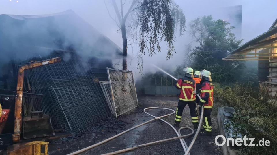 Der Brand einer Lagerhalle in Mitterteich löste einen Großeinsatz aus. Bild: rw