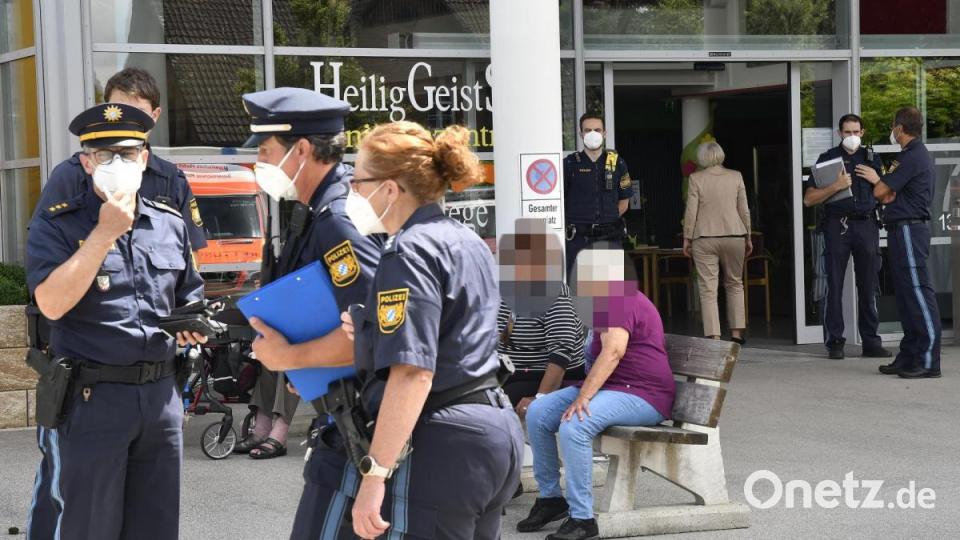 Polizeieinsatz in einem Amberger Seniorenheim. Ein 92-Jähriger starb am Montag an den Folgen von Messerstichen. Bild: Petra Hartl