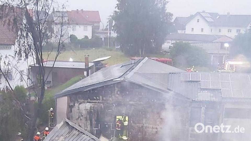 Der Brand einer Lagerhalle in Mitterteich löste einen Großeinsatz aus. Bild: Feuerwehr Mitterteich/exb