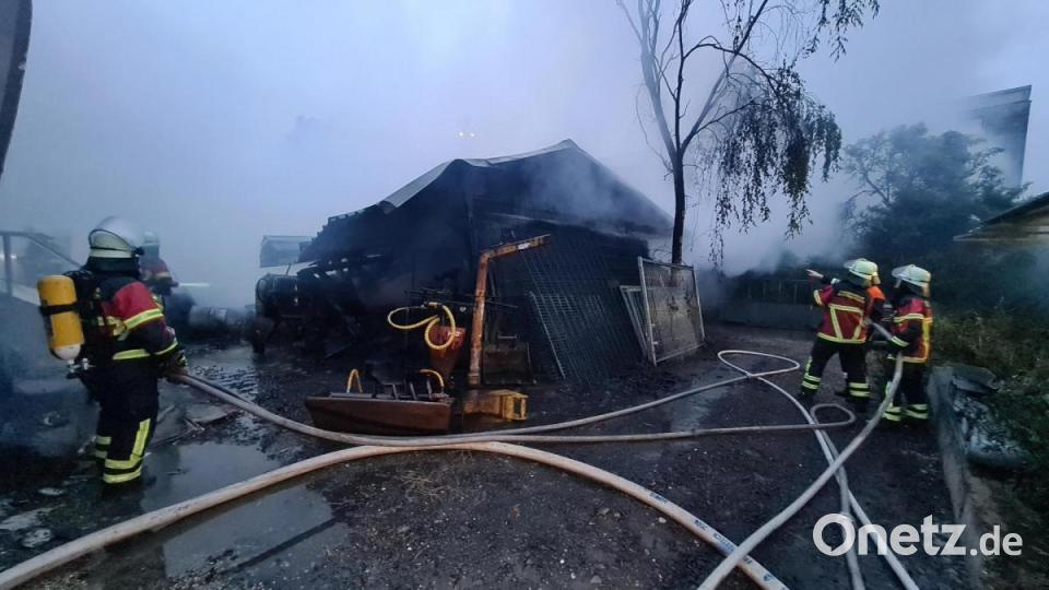 Der Brand einer Lagerhalle in Mitterteich löste einen Großeinsatz aus. Bild: rw