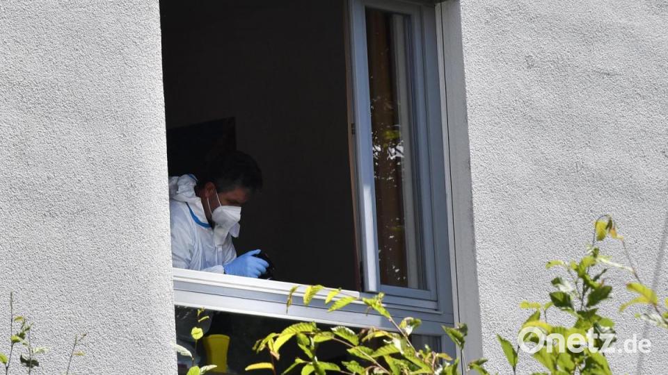 Polizeieinsatz in einem Amberger Seniorenheim. Ein 92-Jähriger starb am Montag an den Folgen von Messerstichen. Die Spurensicherung nahm das Zimmer des Verstorbenen genau unter die Lupe. Bild: Petra Hartl
