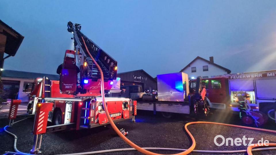 Der Brand einer Lagerhalle in Mitterteich löste einen Großeinsatz aus. Bild: rw
