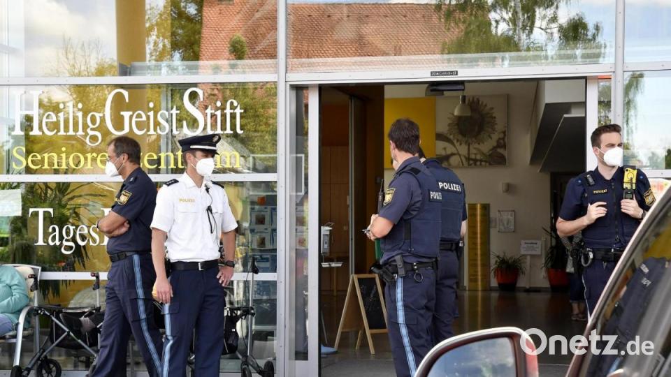 Polizeieinsatz in einem Amberger Seniorenheim. Ein 92-Jähriger starb am Montag an den Folgen von Messerstichen. Bild: Petra Hartl