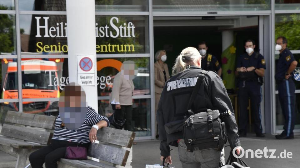 Polizeieinsatz in einem Amberger Seniorenheim. Ein 92-Jähriger starb am Montag an den Folgen von Messerstichen. Bild: Petra Hartl