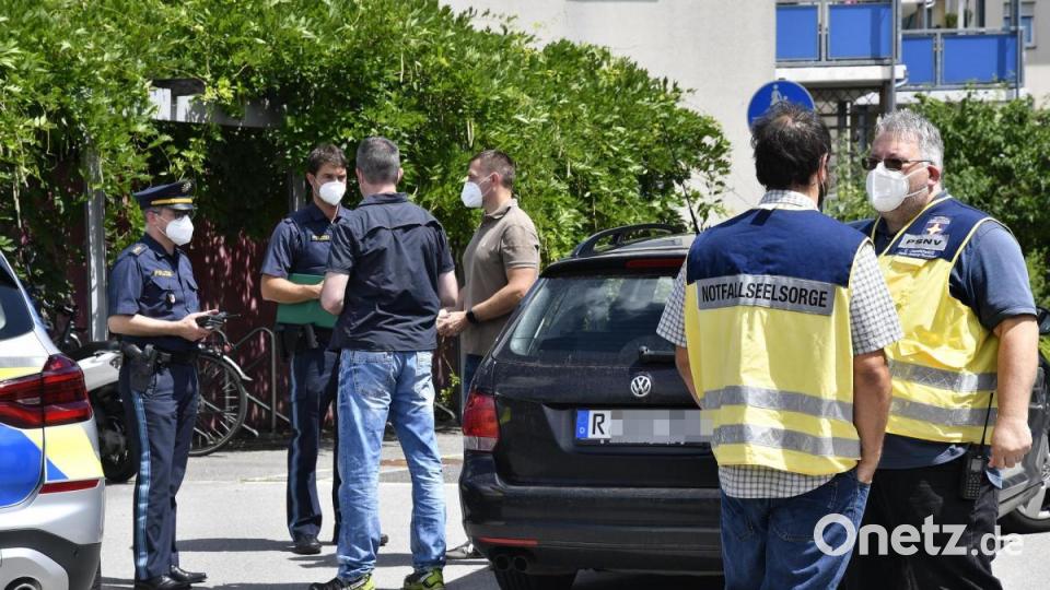 Polizeieinsatz in einem Amberger Seniorenheim. Ein 92-Jähriger starb am Montag an den Folgen von Messerstichen. Bild: Petra Hartl