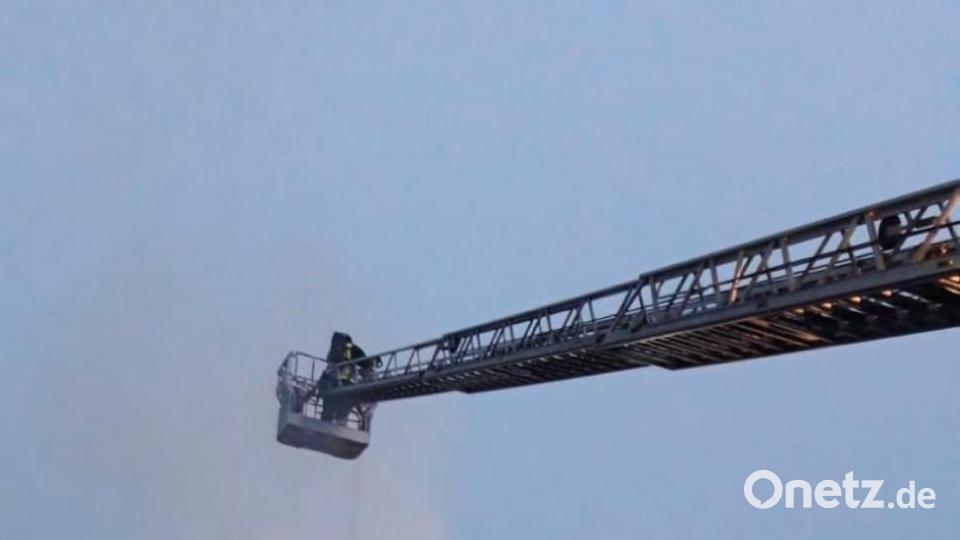 Der Brand einer Lagerhalle in Mitterteich löste einen Großeinsatz aus. Bild: Feuerwehr Mitterteich/exb