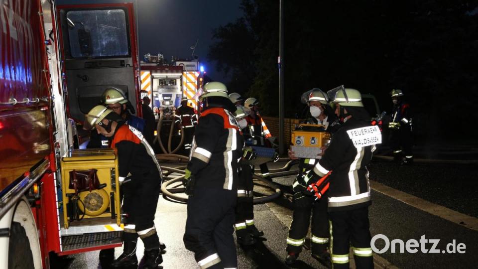Der Brand einer Lagerhalle in Mitterteich löste einen Großeinsatz aus. Bild: rw