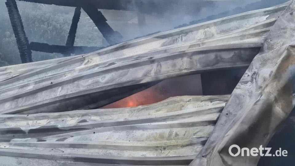 Der Brand einer Lagerhalle in Mitterteich löste einen Großeinsatz aus. Bild: rw