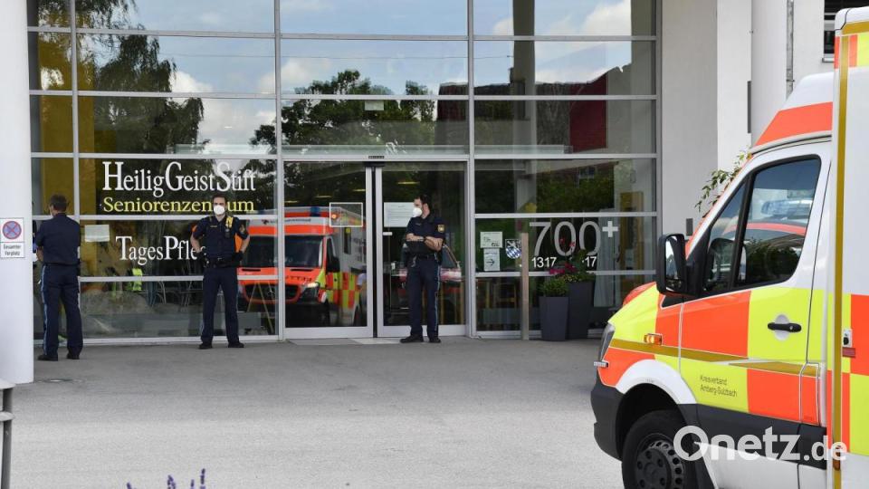 Polizeieinsatz in einem Amberger Seniorenheim. Ein 92-Jähriger starb am Montag an den Folgen von Messerstichen. Bild: Petra Hartl