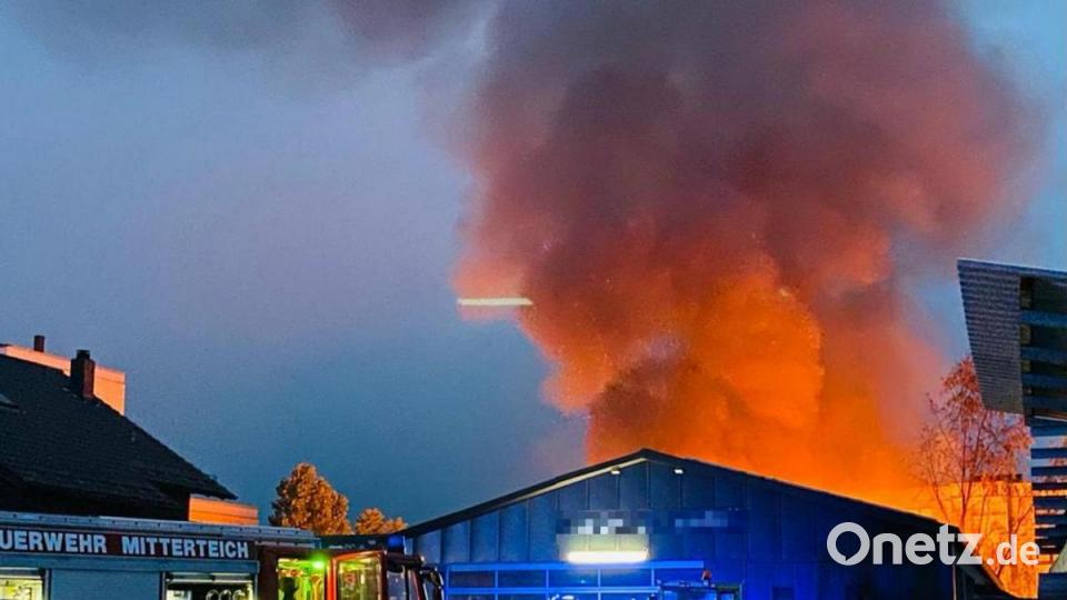 Der Brand einer Lagerhalle in Mitterteich löste einen Großeinsatz aus. Bild: Feuerwehr Mitterteich/exb