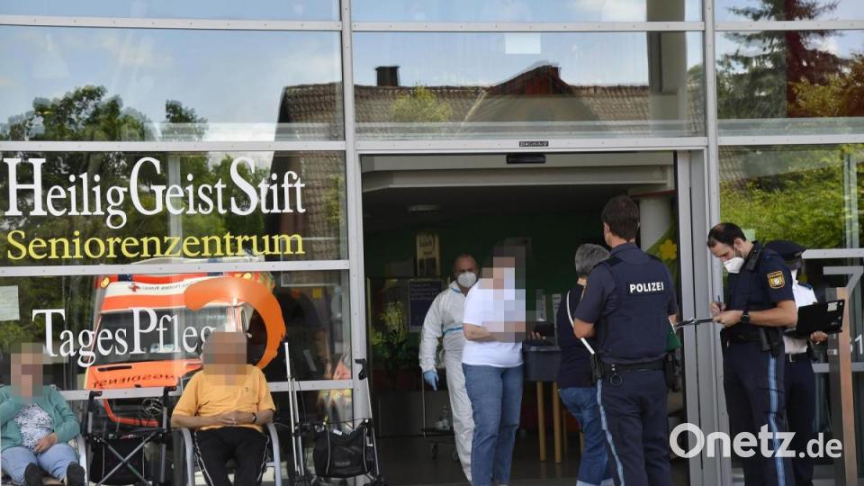 Polizeieinsatz in einem Amberger Seniorenheim. Ein 92-Jähriger starb am Montag an den Folgen von Messerstichen. Bild: Petra Hartl