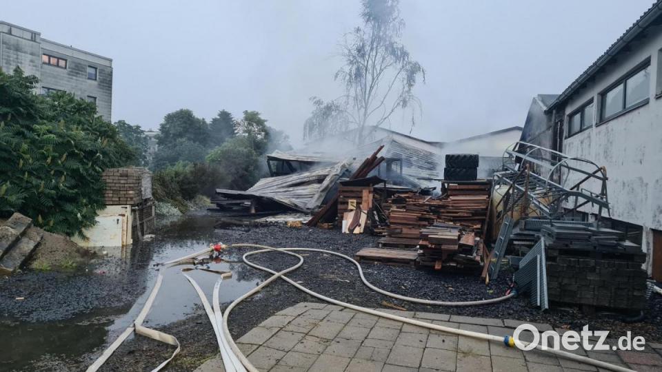 Der Brand einer Lagerhalle in Mitterteich löste einen Großeinsatz aus. Bild: rw