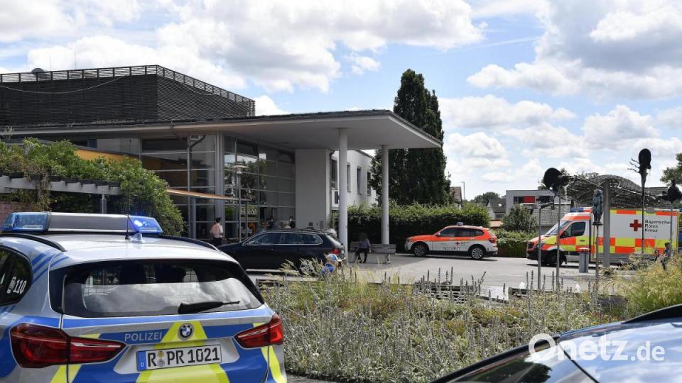 Polizeieinsatz in einem Amberger Seniorenheim. Ein 92-Jähriger starb am Montag an den Folgen von Messerstichen. Bild: Petra Hartl