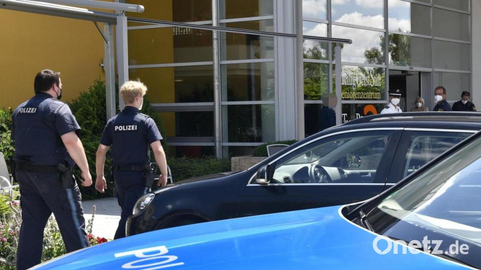Polizeieinsatz in einem Amberger Seniorenheim. Ein 92-Jähriger starb am Montag an den Folgen von Messerstichen. Bild: Petra Hartl