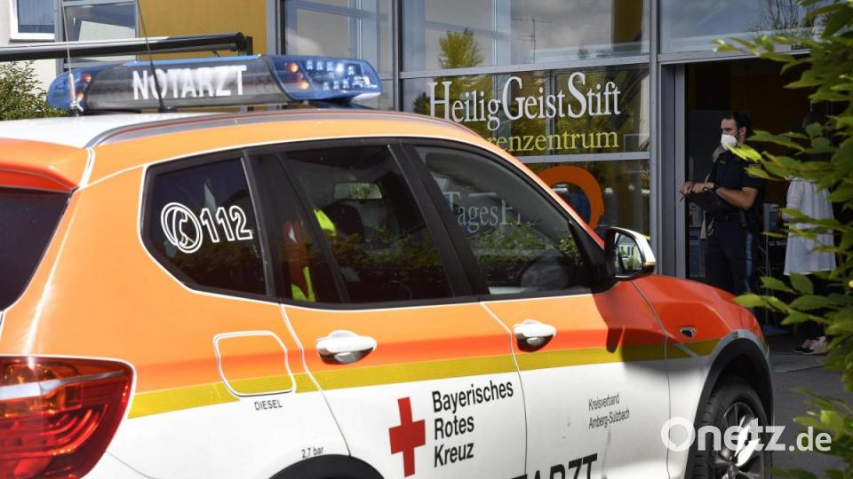 Polizeieinsatz in einem Amberger Seniorenheim. Ein 92-Jähriger starb am Montag an den Folgen von Messerstichen. Bild: Petra Hartl