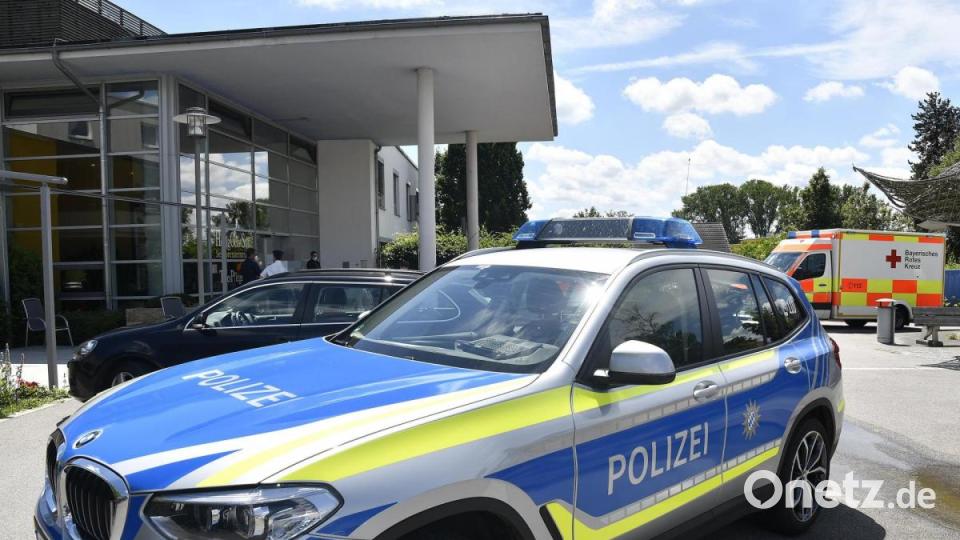 Polizeieinsatz in einem Amberger Seniorenheim. Ein 92-Jähriger starb am Montag an den Folgen von Messerstichen. Bild: Petra Hartl