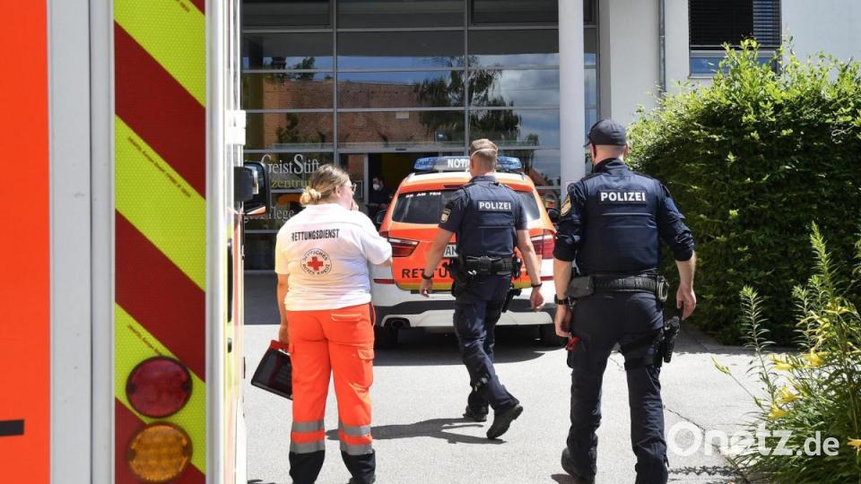 Polizeieinsatz in einem Amberger Seniorenheim. Ein 92-Jähriger starb am Montag an den Folgen von Messerstichen. Bild: Petra Hartl
