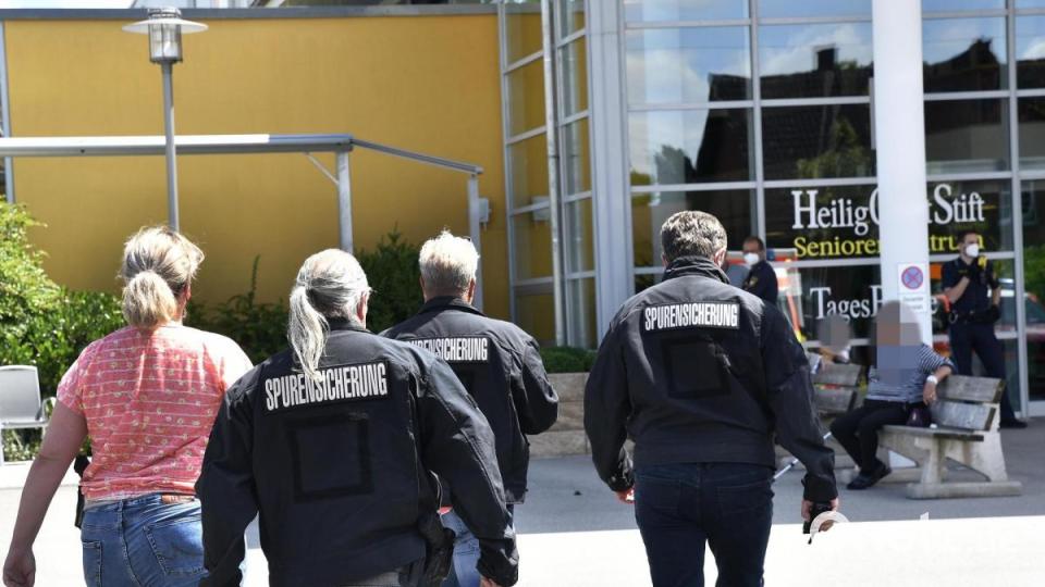Polizeieinsatz in einem Amberger Seniorenheim. Ein 92-Jähriger starb am Montag an den Folgen von Messerstichen. Bild: Petra Hartl