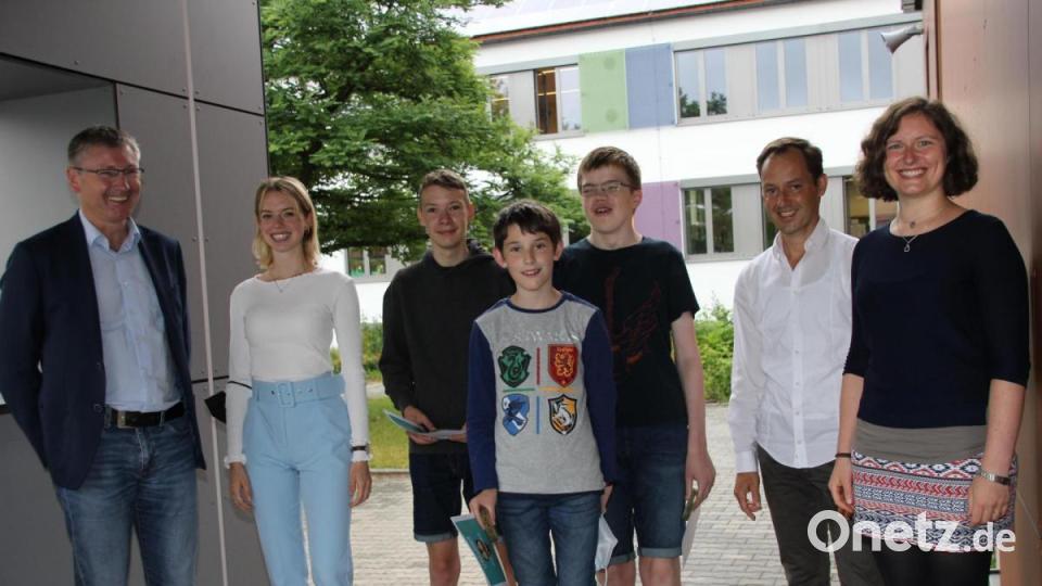 Die Klimamanagerin der Stadt Amberg und Koordinatorin des Stadtradelns Corinna Loewert (rechts) besuchte mit 3. Bürgermeister Franz Badura und Semesterpraktikantin der Stabstelle Klimaschutz Katharina Graf (von links) unter anderem die Grund- und Mittelschule Ammersricht, um die drei besten Schulradler Louis Funk, Adam Steinohr und Jakob Schafbauer in Anwesenheit des Schulleiters Markus Lacher (Mitte von links) auszuzeichnen. Bild: ads