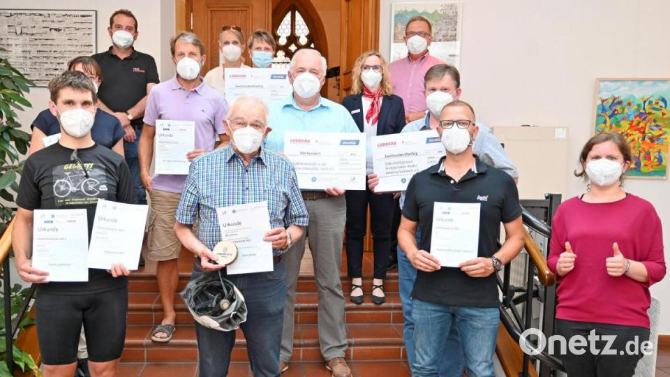 Klimamanagerin Corinna Loewert (vorne rechts) und Ambergs Zweiter Bürgermeister Martin Preuß (hinten rechts) prämierten im Beisein der Sponsoren die Gewinner des Stadtradelns. Bild: Susanne Schwab