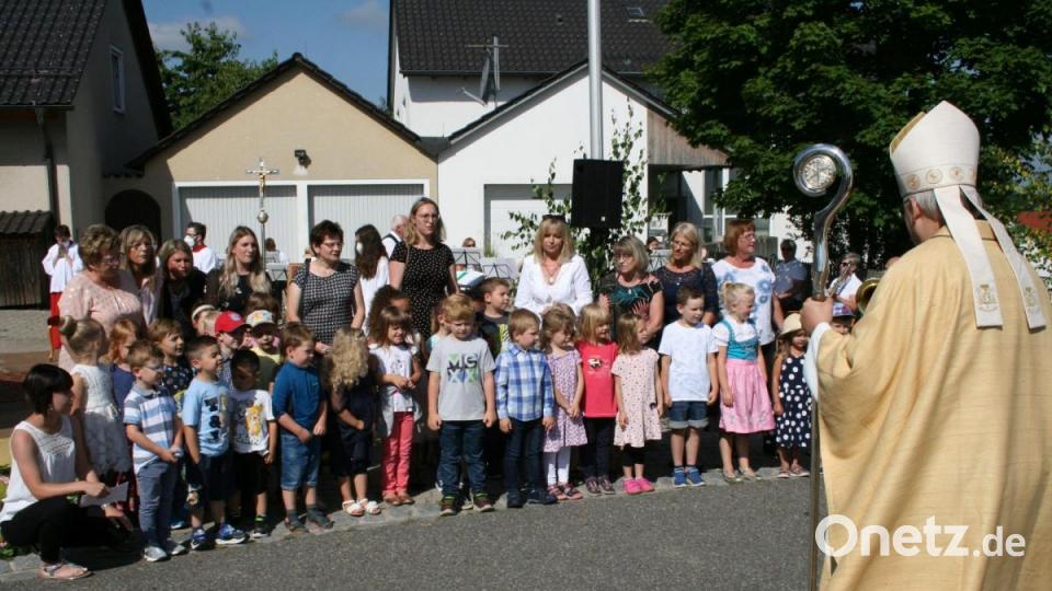 Bischof mit Kindergartenkindern. Bild: Hans Apfelbacher/exb