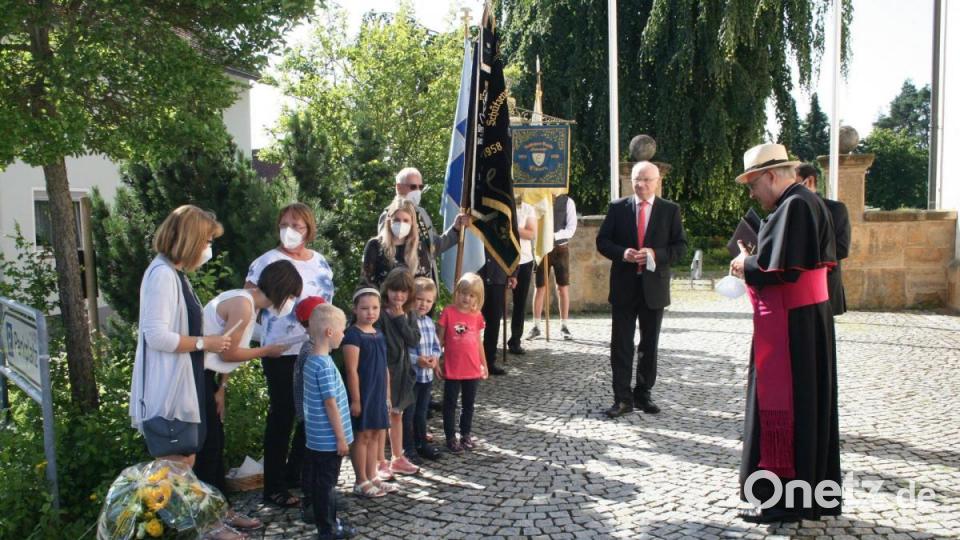 Die Kindergartenkinder begrüßten Bischof Rudolf Voderholzer (rechts) in Freihung. Bild: Hans Apfelbacher/exb