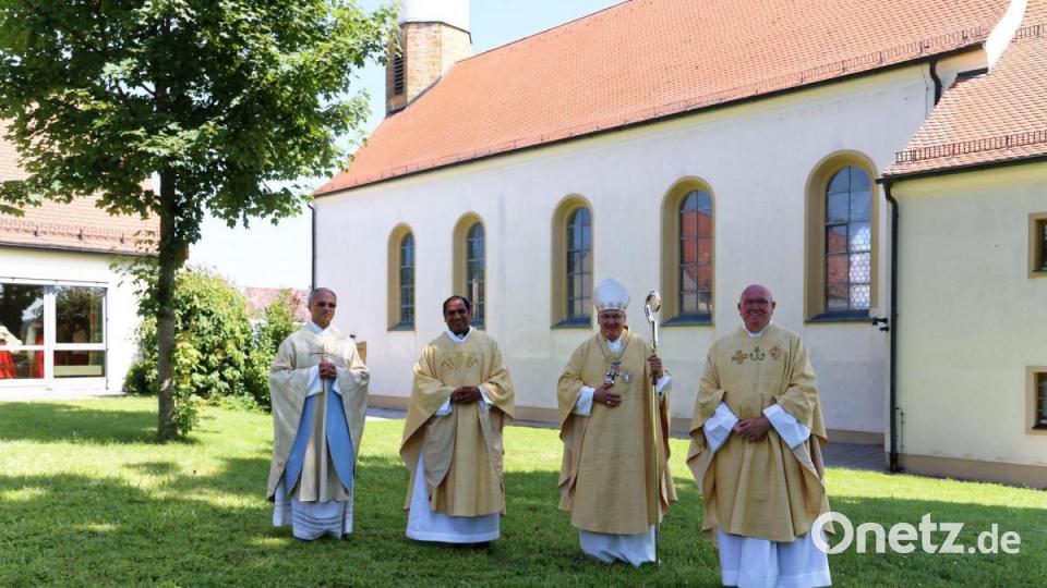 Das Bild zeigt Bischof Vorderholzer und seine drei Konzelebranten nach der Pontifikalmesse. Von links nach rechts: Pfarrer Varghese Puthenchira, Pfarrer Benny Joseph, Bischof Rudolf Voderholzer, Monsignore Hans Amann. Bild: Hans Apfelbacher/exb