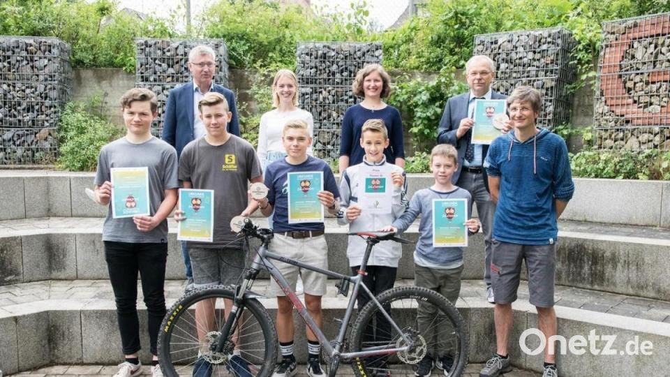 3. Bürgermeister Franz Bandura (hinten links), Klimamanagerin Corina Loewert (hinten, Zweite von rechts) und stellvertretender Schulleiter Werner Kraus (hinten rechts) mit den Preisträgern vom GMG. Bild: StR Matthias Prohaska/exb