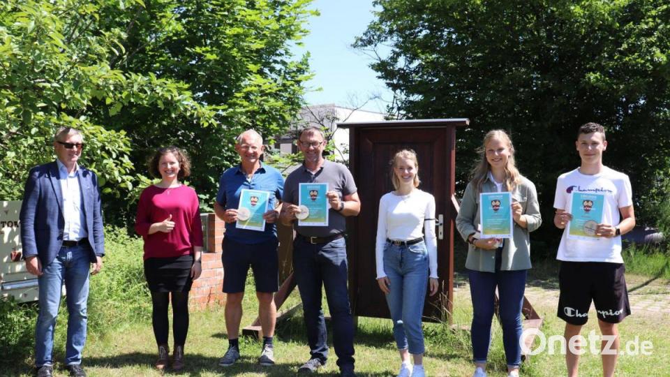 Siegerehrung beim MRG (von links): 3. Bürgermeister Franz Badura, Klimaschutzmanagerin Corinna Loewert, Team-Coach Albert Kiener, Oberstudienrat Georg Meyer, Semesterpraktikantin Katharina Graf sowie die Schüler Lena Breitschaft und Nico Siegert. Bild: Matthias Dietz/exb
