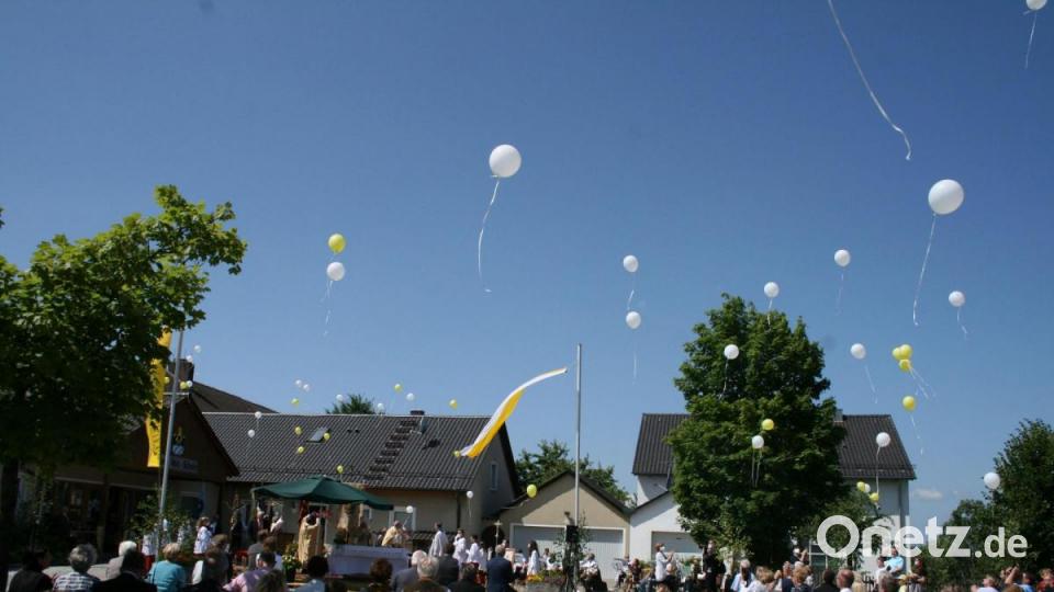Luftballons stiegen auf. Bild: Hans Apfelbacher/exb