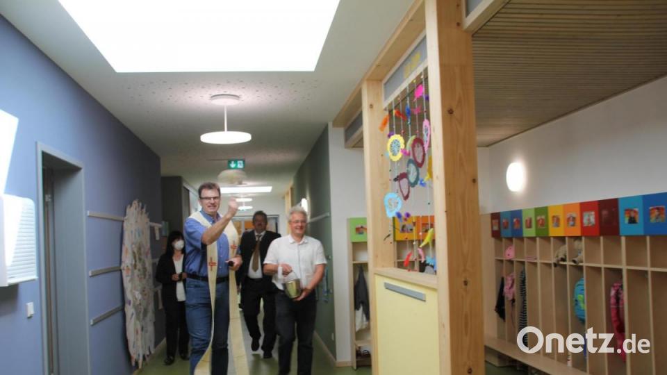 Segnend ging der Priester auch durch die Räumlichkeiten des Kinderhauses. Bild: frd
