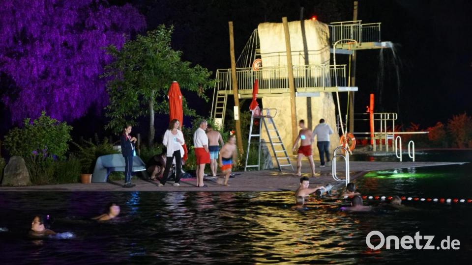 Das Naturerlebnisbad wurde zum Erlebnis für die nächtlichen Besucher. Bild: bkr