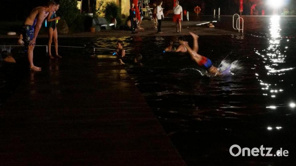 Badevergnügen beim Vollmondschwimmen ohne Mond. Bild: bkr
