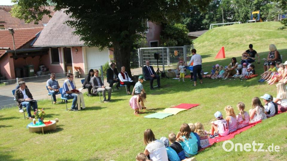Nur ein paar Ehrengäste konnten bei der Einweihungsfeier des neuen Kinderhauses dabei sein. 
Nr. 032 Bild: frd