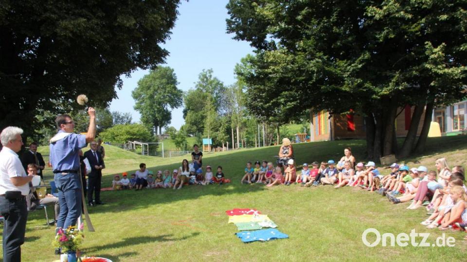 Pfarrer Wolfgang Dietz segnete das neue Kinderhaus und rief mit der kirchlichen Weihe des Segen Gottes auf die Kinder und alle die darin arbeiten herab. Bild: frd
