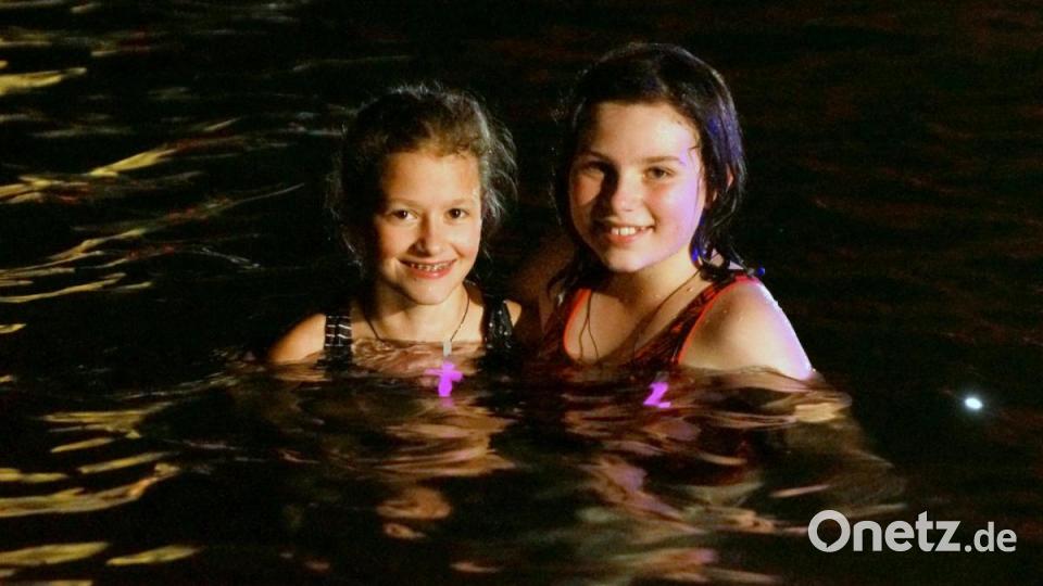 Marie-Luise (links) und Paula genossen das angenehm warme Wasser. Bild: bkr
