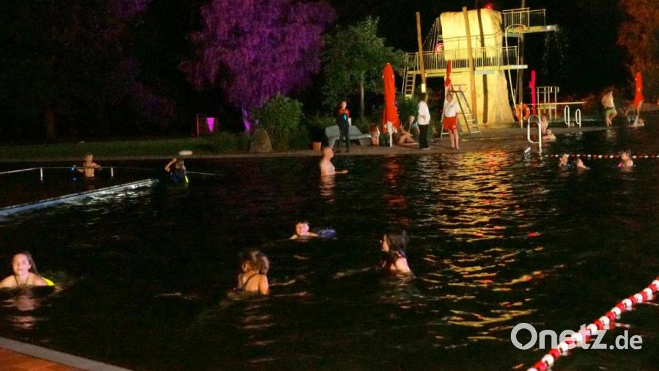 Das Naturerlebnisbad wurde zum Erlebnis für die nächtlichen Besucher. Bild: bkr