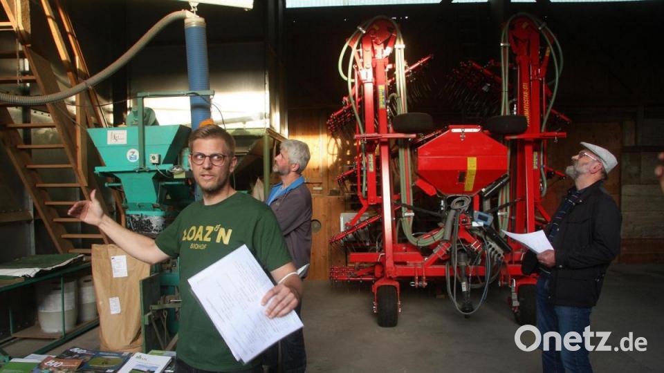 Den Auftakt bildete ein Blick auf und in die technischen Anlagen. Die Abläufe erklärte Josef Schmid jun. (vorne links). Bild: wro