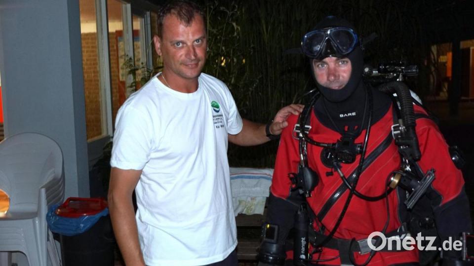 Bademeister Kai Wolf half Taucher Bill in den Anzug. Er übernahm die Absicherung der Schwimmer unter Wasser. Bild: bkr