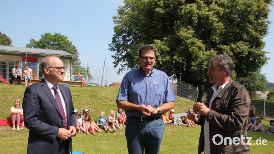 Architekt Christian Schönberger (rechts) übergibt symbolisch den Schlüssel an Pfarrer Wolfgang Dietz (Mitte) und Kirchenpfleger Peter Scharnagl (links). Bild: frd