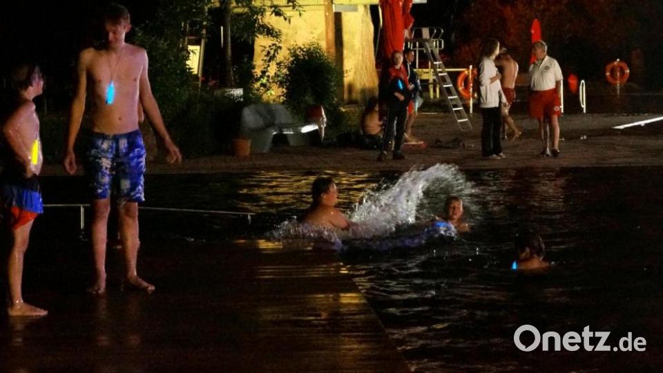 Badevergnügen beim Vollmondschwimmen ohne Mond. Bild: bkr