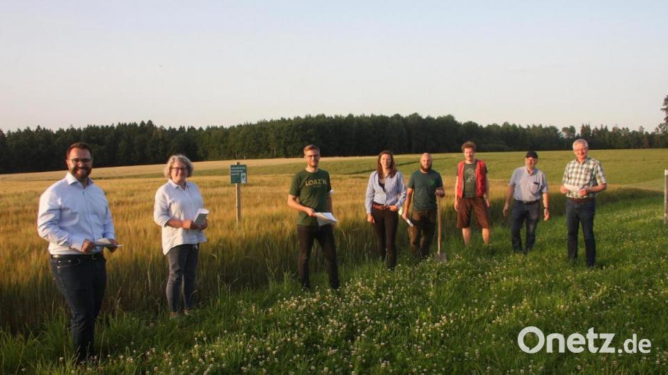 Eine der ersten Stationen unweit der Hofstelle: Im Bild (von links) Bürgermeister Matthias Grundler aus Falkenberg, Eva Gibhardt, Josef Schmid, Elisabeth Waldeck, Naturland-Berater Konrad Maier, Jonas Bierlein, Günther Erhardt und der Vorsitzende der Steinwald-Allianz, Johannes Reger. Bild: wro