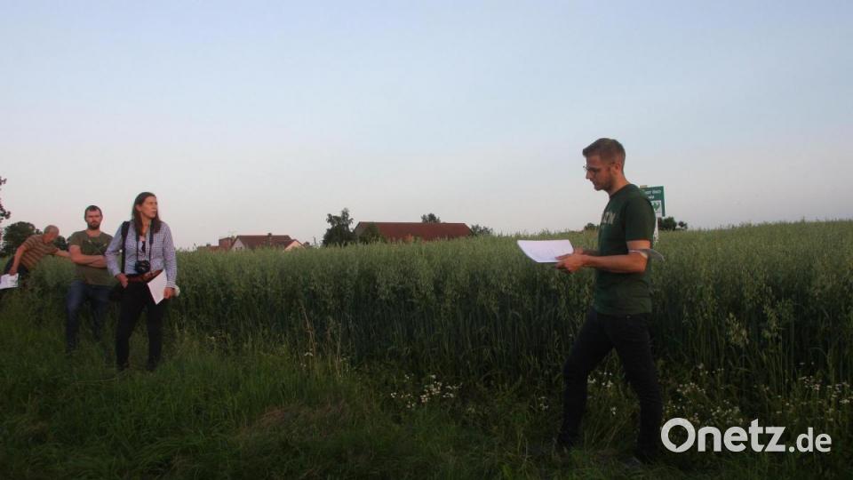 Begleitet vom Abendläuten der Dorfglocke führte der Weg an den westlichen Dorfrand von Seidlersreuth. Immer wieder baten Josef Schmid und Projektmanagerin Elisabeth Waldeck (von links) zu einer Pause an den Rändern der Bio-Ackerflächen. Bild: wro