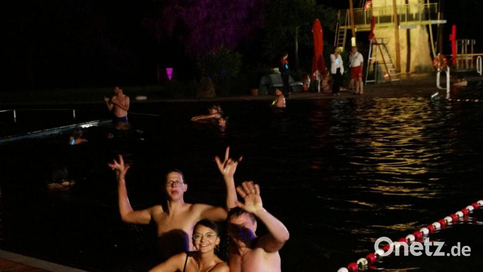 Badevergnügen beim Vollmondschwimmen ohne Mond. Bild: bkr