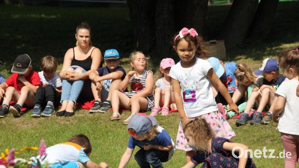 Jedes Kind legte einen bunt bemalten Stein auf das fsrbige Tuche ihrer Gruppe und fand somit seinen Platz im Kinderhaus. Bild: frd