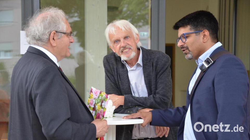 Stadtpfarrer Gerhard Pausch (links) plaudert mit Freunden und Bekannten. Bild: Kunz