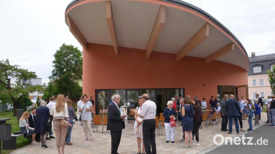 Stadtpfarrer Gerhard Pausch (links) plaudert mit Freunden und Bekannten. Bild: Kunz