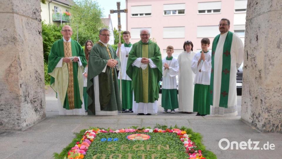 Stadtpfarrer Gerhard Pausch (Mitte) wurde am Sonntag in der Herz-Jesu-Kirche von seiner Pfarrgemeinde und Regionaldekan Manfred Strigl (Dritter von links) in den Ruhestand verabschiedet. Bild: Kunz