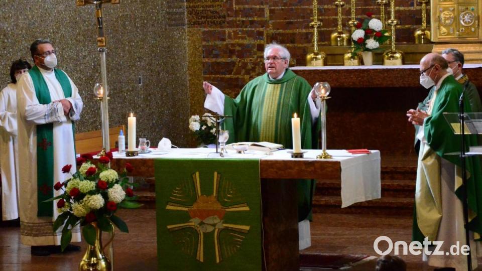 Stadtpfarrer Gerhard Pausch feiert Abschiedsgottesdienst in Konzelebration mit Regionaldekan Manfred Strigl, Pfarrvikar Achim Dittrich und Ruhestandsgeistlichem Andreas Uschold. Bild: Kunz